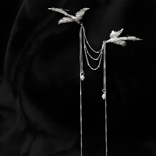 Swallow's Trace Tassel Brooch with Silver and Pearls