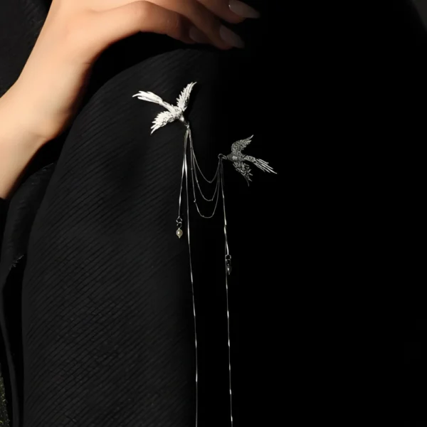 Swallow's Trace Tassel Brooch with Silver and Pearls